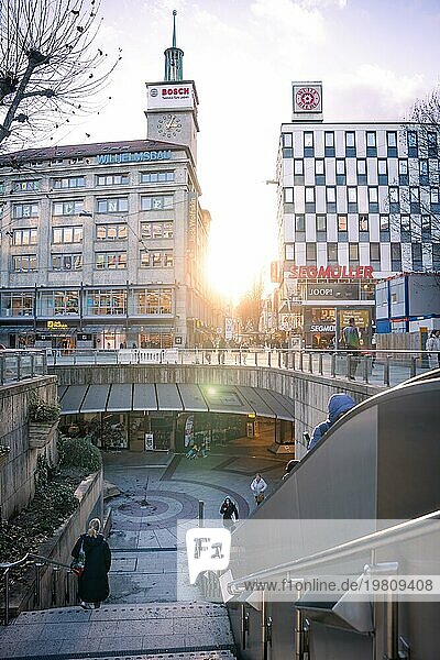 Morgenszenario im Stadtzentrum mit Sonnenaufgang und Passanten  Stuttgart  Deutschland  Europa