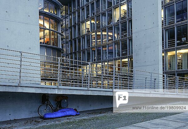 In einem Schlafsack schläft ein Obdachloser am Paul Löbe Haus. Hilfseinrichtungen registrieren eine Zunahme obdachloser Menschen  Berlin  10.11.2023