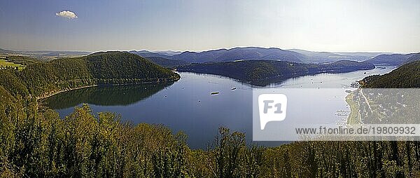 Erhöhte Panoramaansicht der Edertalsperre und weiter Blick in den Nationalpark Kellerwald-Edersee  Waldeck  Hessen  Deutschland  Europa