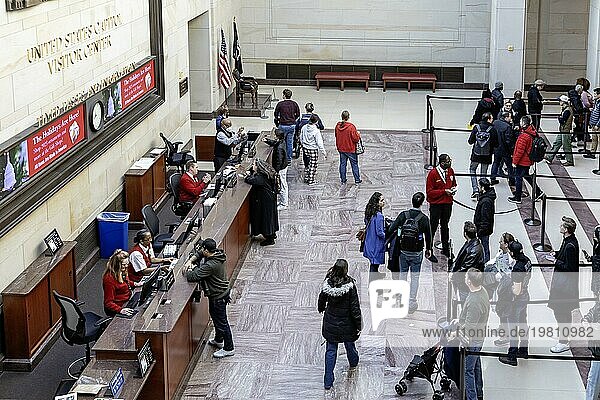 Washington  DC: Touristen melden sich im Besucherzentrum des US Kapitols für Führungen an. Das Kapitol wird jedes Jahr von etwa drei Millionen Menschen besucht