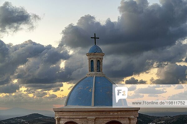 Blaue Kirchenkuppel der Kirche Heilige katholische Kirche Unserer Lieben Frau vom Karmel  dramatischer Wolkenhimmel  bei Sonnenaufgang  Ano Syros  Syros  Kykladen  Griechenland  Europa