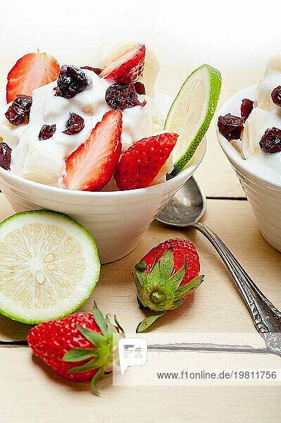 Obst und Joghurtsalat gesundes Frühstück über weißem Holztisch  Food Fotografie  Food photography  Food photography