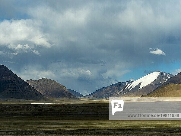 Berglandschaft und weite Ebenen im Hochland von Tibet  China  Asien
