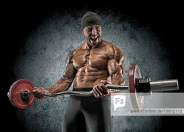 Gut aussehende Kraft athletischen Mann Bodybuilder tun Übungen mit Langhantel. Fitness muskulösen Körper auf dunklem Hintergrund