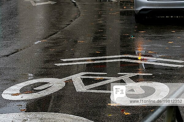 Verkehrsschild auf der Straße  das auf eine exklusive Fahrradspur in der Stadt Madrid hinweist