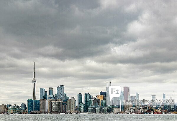 Ein Bild der Skyline von Toronto an einem bewölkten Tag  aufgenommen von den Inseln gegenüber