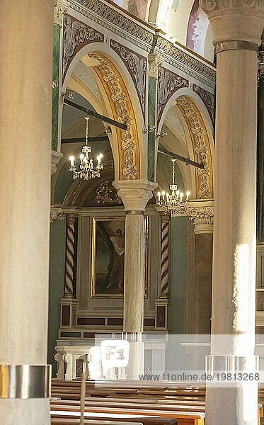 Innenansicht der Basilika San Giorgio in Ano Syros  Hauptschiff mit Sitzbänken und Altar  Ano Syros  Syros  Kykladen  Griechenland  Europa