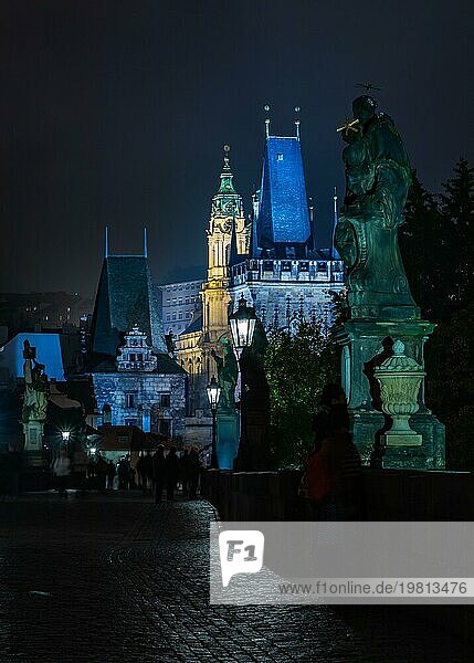 Ein Bild von der Karlsbrücke und den angrenzenden Gebäuden im Westen von Prag
