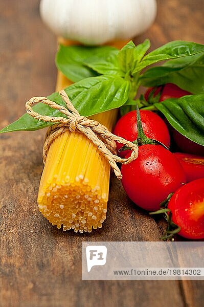 Rohe Zutaten Spaghetti Pasta Tomaten und Basilikum Grundlagen der italienischen Küche  Foodfotografie