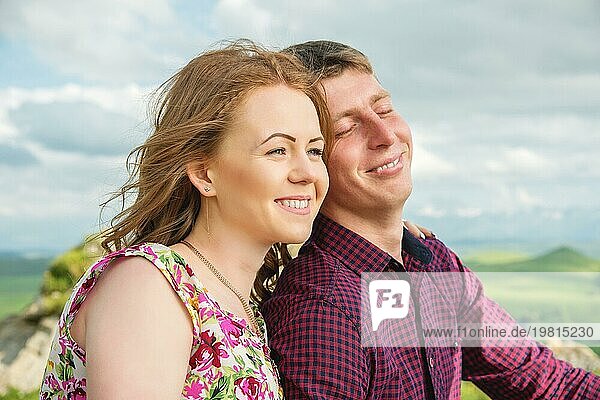 Junges Ehepaar glücklich lachend in der Natur vor dem Hintergrund von Felsen und Steinen. Konzept einer glücklichen jungen Familie