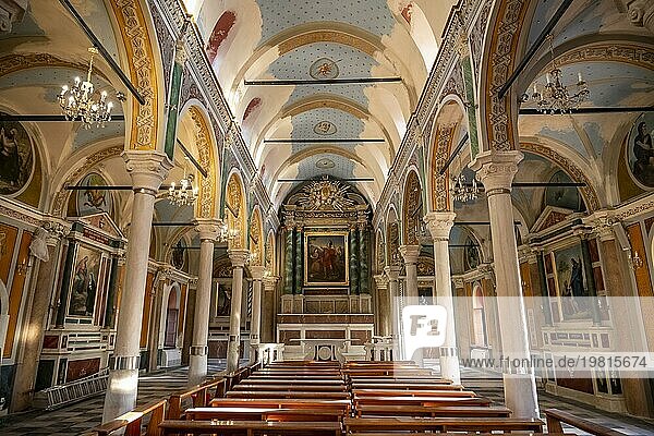 Innenansicht der Basilika San Giorgio in Ano Syros  Hauptschiff mit Sitzbänken und Altar  Ano Syros  Syros  Kykladen  Griechenland  Europa