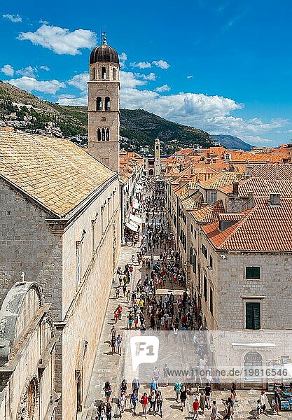 Ein Bild von Dubrovniks Stradun Allee und ihren Dächern mit vielen Menschen  die dort spazieren gehen