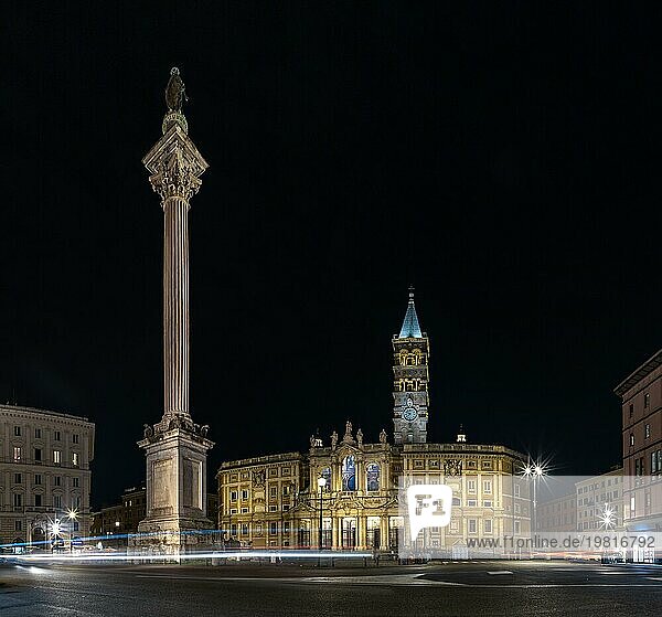Ein Bild von der Basilika Santa Maria Maggiore und der Friedenssäule bei Nacht