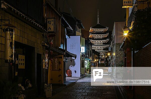 Ein Bild des Hokan ji Tempels  auch bekannt als Yasaka no Tou  bei Nacht