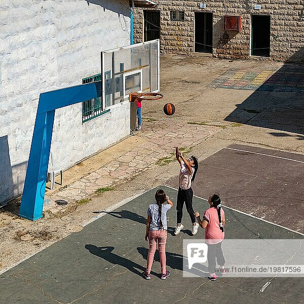Ein Bild von drei jungen Mädchen  die Basketball spielen (Jerusalem)