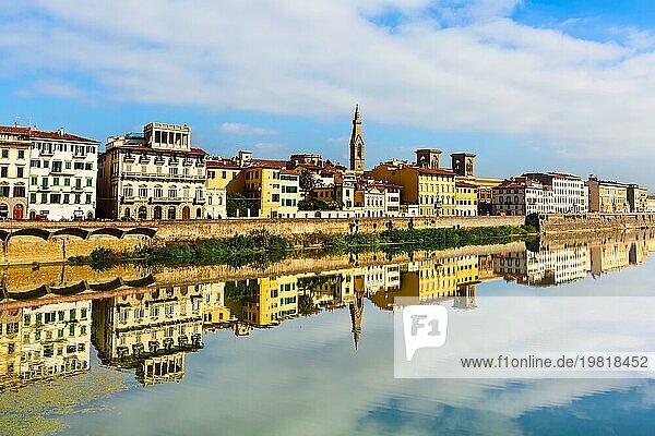 Florenz  Italien Stadtansicht mit Basilika Santa Croce Turm  Häuser und Reflexion im Fluss Arno