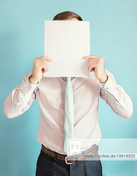 Anonymer Geschäftsmann bedeckt seinen Kopf mit einem leeren Blatt  um seinen Gesichtsausdruck zu verbergen. Inkognito Geschäftsmann versteckt hinter einem weißen leeren Papier  vorblauem Hintergrund. AI generierte Kunst  KI generiert