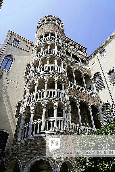Palazzo Contarini del Bovolo  gotischer Palast mit schneckenförmiger Wendeltreope  15. Jhd. Viertel San Marco  Venedig  Lagunenstadt  Venetien  Italien  Europa