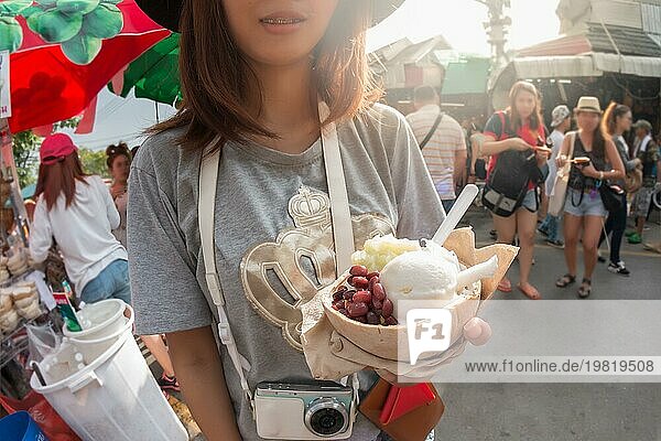 Der Tourist mit Kokosnusseis auf der Straße Essen  Bangkok  Thailand  Asien