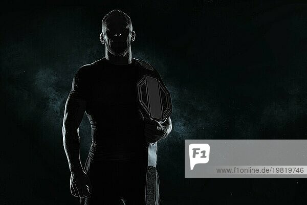 Kickboxer mit einem Gürtel auf der Schulter posiert vor einem Hintergrund von Rauch. Sportliche Wettkämpfe. Kampfnacht. Das Konzept der gemischten Kampfkünste. MMA