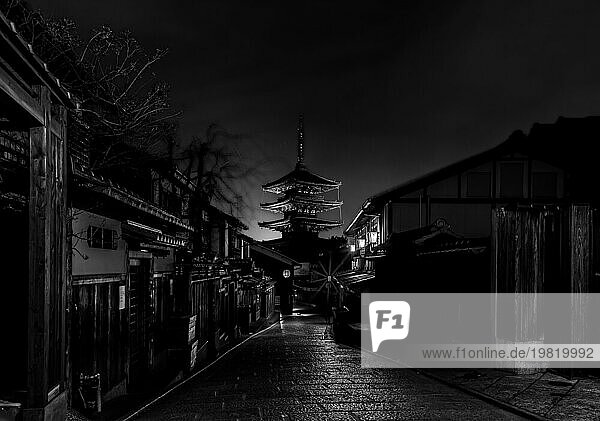 Ein Schwarz Weiß Panoramabild des Hokan ji Tempels  auch bekannt als Yasaka no Tou  bei Nacht
