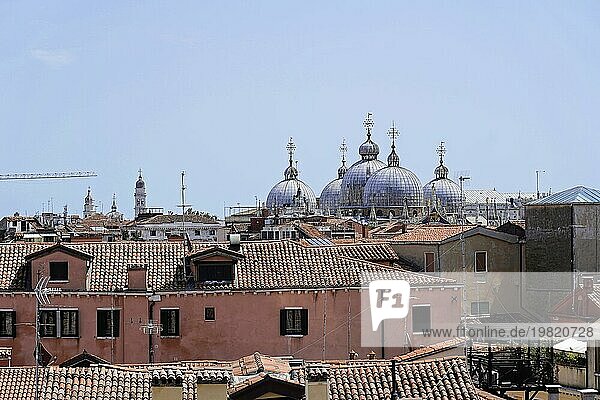 Aussicht vom Palazzo Contarini del Bovolo  gotischer Palast mit schneckenförmiger Wendeltreope  15. Jhd. Viertel San Marco  Venedig  Lagunenstadt  Venetien  Italien  Europa
