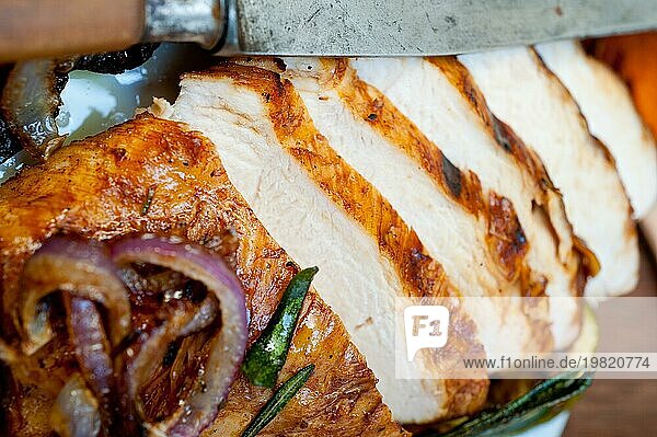 Gegrillte BBQ Hähnchenbrust mit Kräutern und Gewürzen auf rustikale Art  Food photography  Food photography