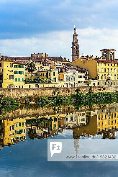 Stadtansicht mit Turm der Basilika Santa Croce  Häusern und Spiegelung im Fluss Arno  Florenz  Italien  Europa