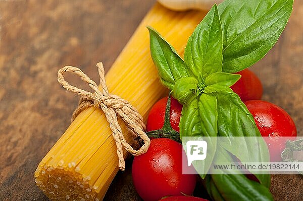 Rohe Zutaten Spaghetti Pasta Tomaten und Basilikum Grundlagen der italienischen Küche  Foodfotografie