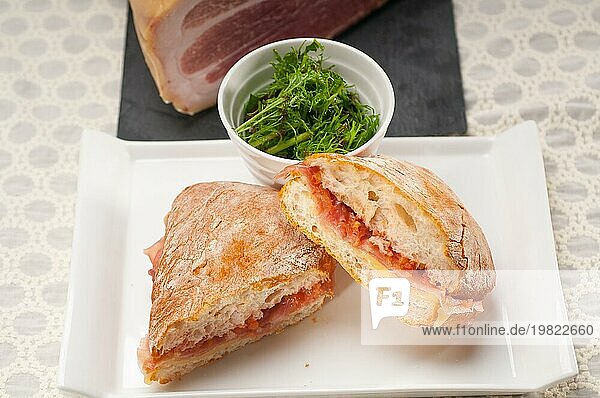 Italienisches Ciabatta Panini Sandwich mit Parmaschinken und Tomate  Foodfotografie