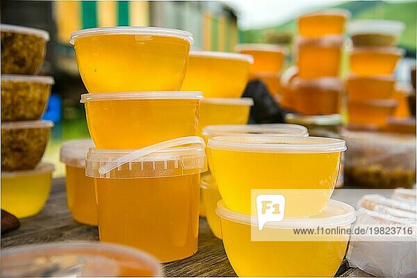 Verkauf von Honig im Freien in Plastikgläsern