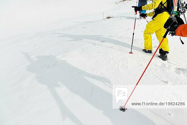 Schatten Skifahrer auf Schnee der Beine einer Gruppe bergauf Klettern auf dem Gipfel des Elbrus