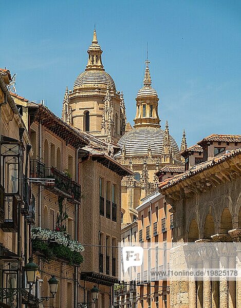 Ein Bild der Kathedrale von Segovia  die durch andere Gebäude hindurchschaut