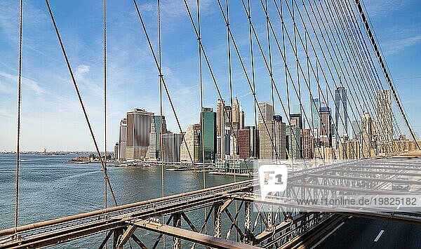 Ein Bild von Lower Manhattan  gesehen von der Brooklyn Bridge