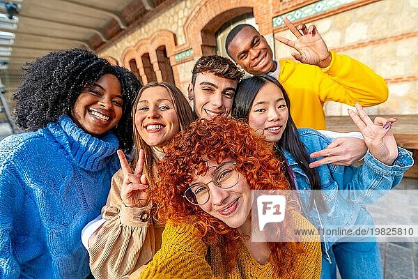 Erfolgreiche Gesten von Studenten bei einem Selfie in der Stadt