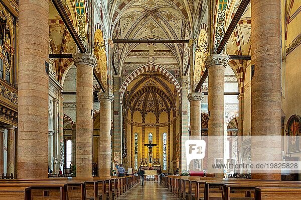 Ein Bild vom Inneren der Basilika Santa Anastasia