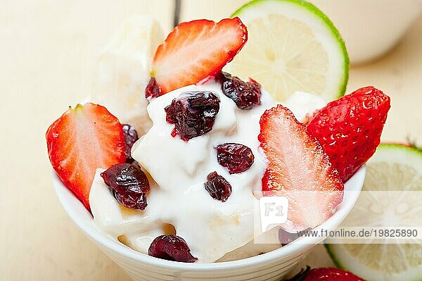 Obst und Joghurtsalat gesundes Frühstück über weißem Holztisch  Food Fotografie  Food photography  Food photography