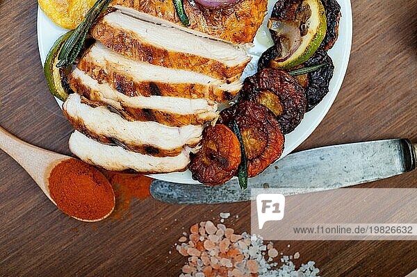 Gegrillte BBQ Hähnchenbrust mit Kräutern und Gewürzen auf rustikale Art  Food photography  Food photography