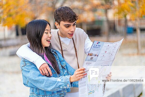 Multiethnisches junges Paar  das auf einer Stadtkarte steht