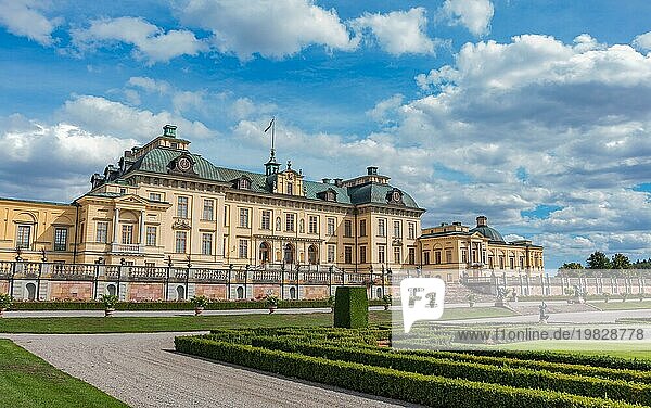 Ein Bild der Fassade von Schloss Drottningholm mit Blick auf den Garten
