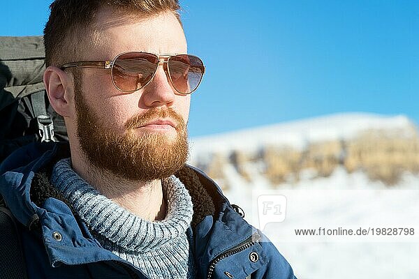 Porträt des strengen und ernsten Hipster Reisenden mit Bart und Sonnenbrille in der Natur. Reisen Lifestyle Abenteuer Outdoor Erholung Outdoor Sport Tracking