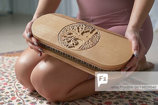 Bild eines Sadhu Boards in weiblichen Händen. Yoga Konzept. Spirituelle Praktiken. Gemischte Medien