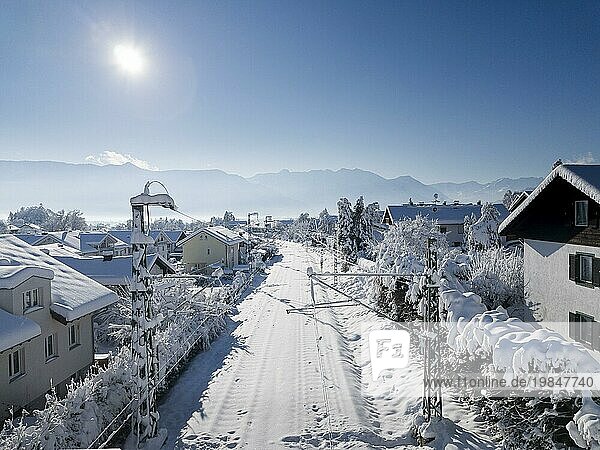 Zugeschneite Zugstrecke  auf der nach starkem Schneefall für 3 Tage der Zugverkehr eingestellt werden muß  Murnau  03.12.2023. Eisenbahnstrecke zwischen Murnau und Garmisch Partenkirchen