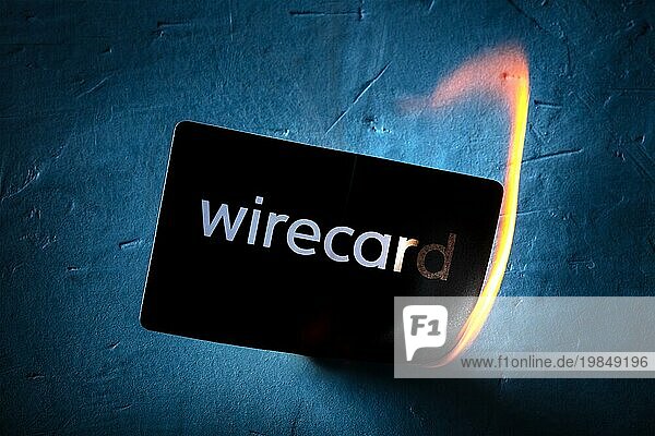 Madrid  Spanien  27. Juni 2020: Wirecard Prepaid Karte brennt nach dem Konkurs des Unternehmens und dem Einfrieren der Gelder der Karteninhaber  finanzieller Zusammenbruch  Europa