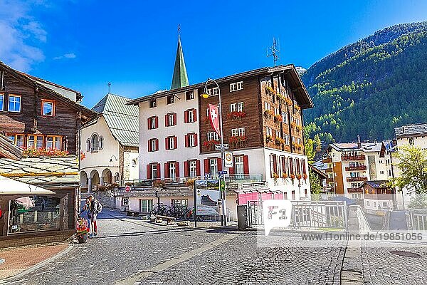 Zermatt  Schweiz  7. Oktober 2019: Stadtansicht mit Kirchturm im berühmten Schweizer Alpen Skiort  Menschen  Europa
