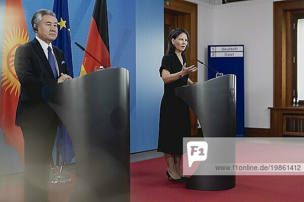(R L) Annalena Bärbock (Bündnis 90 Die Grünen)  Bundesaussenministerin  und Zheenbek Kulubajev  Außenminister von Kirgisistan  aufgenommen im Rahmen einer gemeinsamen Pressekonferenz in Berlin  24.08.2023