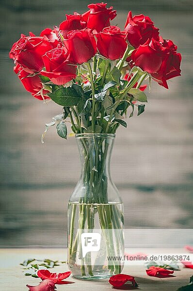 Valentinstag der roten Rose in Vase auf hölzernen Hintergrund