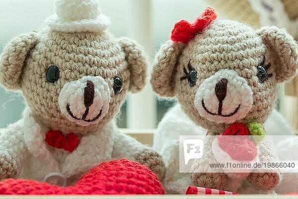 Valentinstag Süße niedliche Teddybären halten Herz und rote Rose