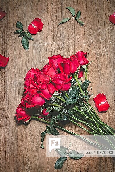 Valentinstag der roten Rose auf hölzernem Hintergrund