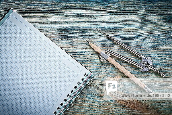 Vintage Paar Kompasse Bleistift überprüft Copybook auf Holzbrett Konstruktion Konzept